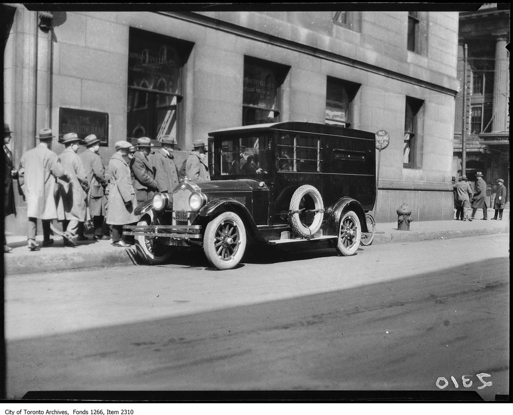 #OnThisDay 100 years ago, the Dominion Bank was ready for 1920s gangsters with a new bulletproof car. It attracted a lot of attention downtown. ow.ly/Vuw050R17ep #OTD #TOHistory #TorontoArchives