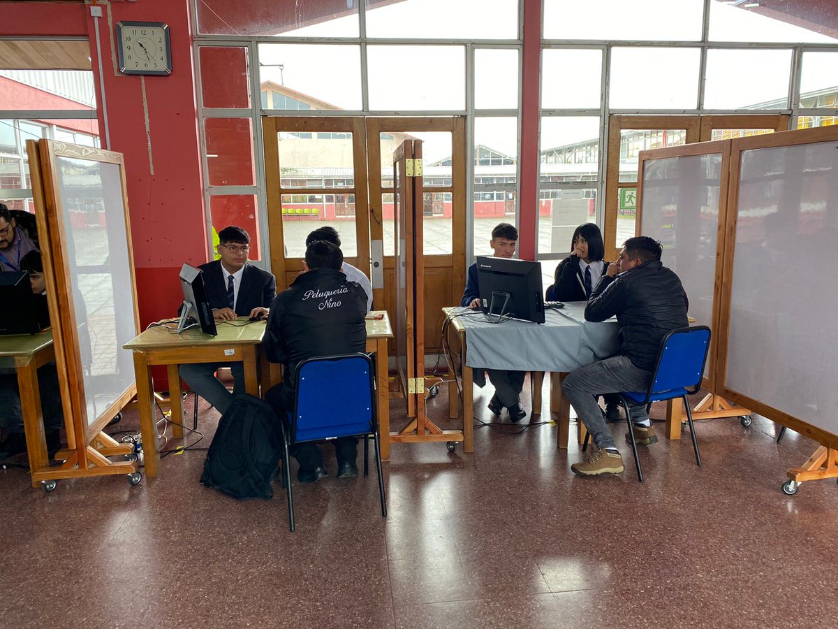 🔴OPERACIÓN RENTA: En #ValdiviaCL estudiantes del Liceo Comercial están ayudando a realizar la operación renta 2024. Pueden asistir entre 8:30 y 13:00 hrs, hasta el 30 de Abril. Solo se requiere llevar carnet de identidad y tener la clave única. ¡Tremendo aporte a la comunidad!