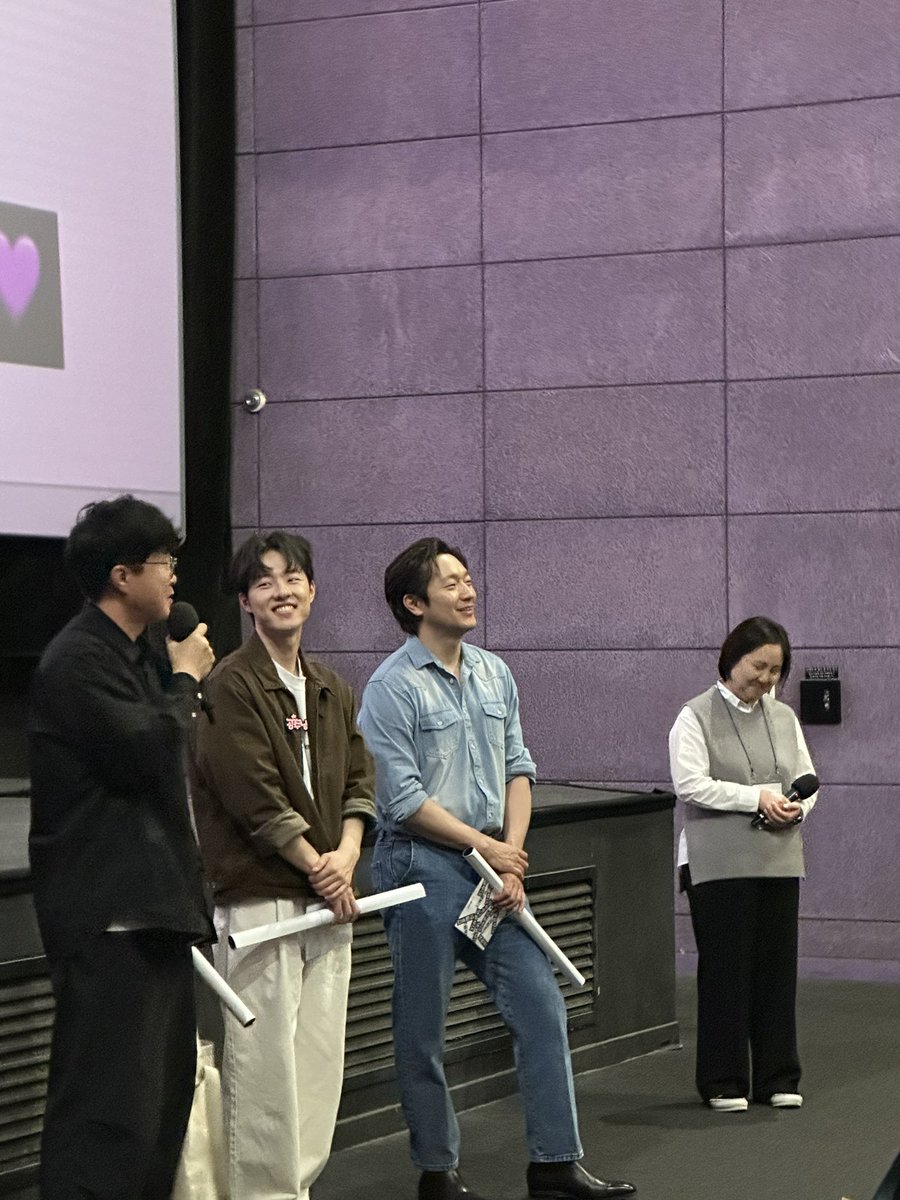 KSeriesAD's tweet image. วันจันทร์ที่ผ่านมาไปดู ภ.Troll Factory(댓글부대) รอบ Stage Greeting ที่มี ซนซอกกูกับคิมดงฮวีเข้าร่วมโปรโมท พี่ซอกกูตัวจริงหล่อมากกกก ยิ่งมาในลุคเดนิมก็คือเราเกือบสิ้นของจริง 🥹 ส่วนน้องคิมดงฮวีตัวจริงก็หล่อน่ารักมากๆๆ 💖  (จริงๆนักแสดงนำมี ฮงคยองกับคิมซองชอลด้วย…
