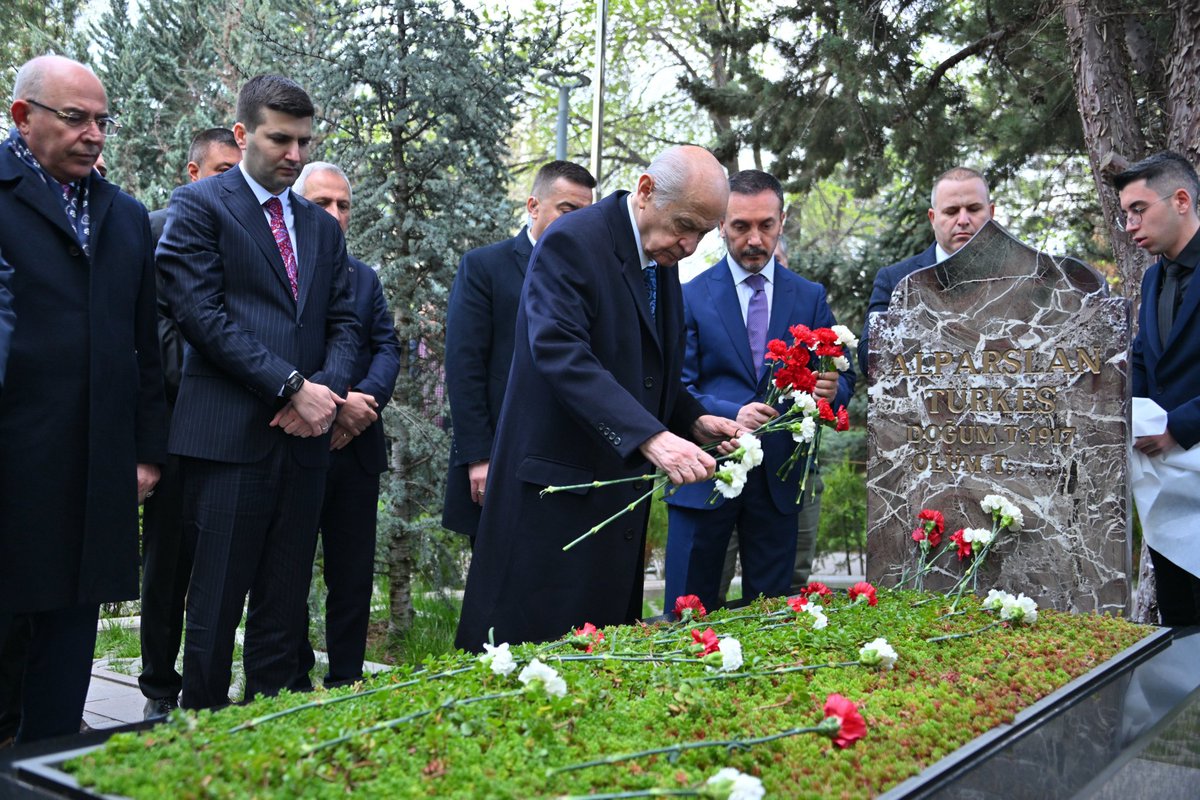 asena_haber's tweet photo. MHP Lideri Sn.  Devlet BAHÇELİ, merhum Başbuğumuz Alparslan TÜRKEŞ'in Vefatının Yıldönümü Münasebetiyle Mesaj Yayınladı.

▪️Merhum Türkeş Bey hayattayken, sürekli tefrika ve tezvirat çıkaran, Türkeş’siz MHP’yi tesis etmek için çırpınan kim varsa, bugün onun adı ve anıları kapsamında istismar ve istila teşebbüsleriyle Milliyetçi Hareket Partisi’ni zaafa uğratmak için yarış halindedir.

▪️Merhum Türkeş Bey’in iki kutlu emaneti olan Milliyetçi Hareket Partisi ve Ülkü Ocakları bugünkü zaman diliminde, bir yanda milli ve manevi değerlerin muhafızı diğer yanda da milletimizin istikbal ve istiklal güvencesi mertebesine erişmiştir.

▪️Vefatının 27’inci yıl dönümünde Merhum Başbuğumuz Alparslan Türkeş Beyi, aziz şehitlerimizi, tarih boyunca, vatan ve millet sevdası ile can veren muhterem ecdadımızı; bu değerler uğruna hayatlarını kaybetmiş ülküdaşlarımızı rahmet, minnet ve şükran hislerimle anıyorum.