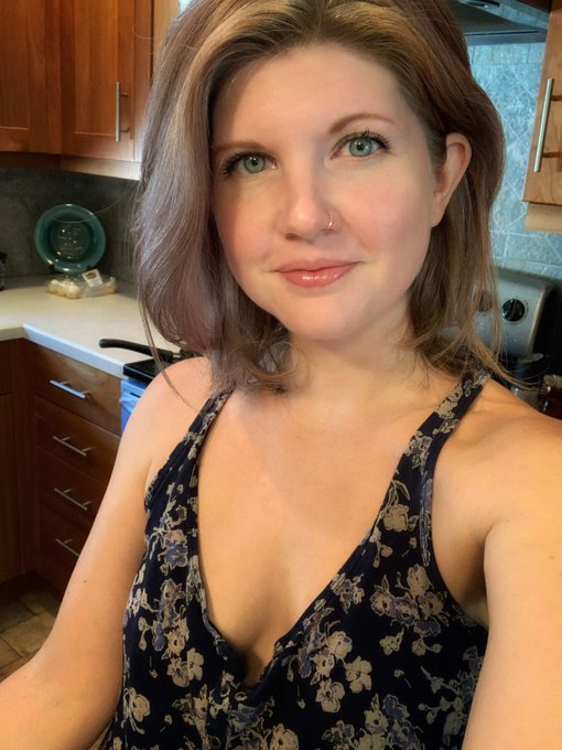 Good morning!   You just stay in bed. I&rsquo;ll bring you breakfast to you 😉😘 https://t.co/XG0Uqq2iXS