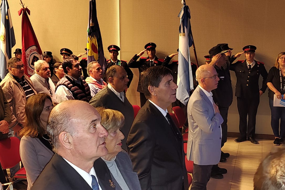 multipringles's tweet image. EMOTIVO ACTO POR EL DÍA DEL VETERANO Y LOS CAÍDOS EN LA GUERRA DE MALVINAS

El mismo tuvo lugar ayer, en instalaciones de casa del Bicentenario, donde estuvieron presentes veteranos, autoridades municipales, policiales, Bomberos y público en general

Nota: eldiariodepringles.com.ar/interes-genera…