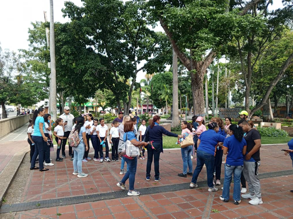 #03Abril en el marco del mes de la Concienciación sobre el Autismo los niños y niñas realizan entrega de marca libros.
#7TDesarrolloNacional
<a href="/NicolasMaduro/">Nicolás Maduro</a> <a href="/_LaAvanzadora/">Yelitze Santaella</a> <a href="/cdcelara/">Centro de Desarrollo de la Calidad Educativa Lara</a> @MPPEDUCACION <a href="/EleamerAbdala/">Eleamer Elkatrib</a>