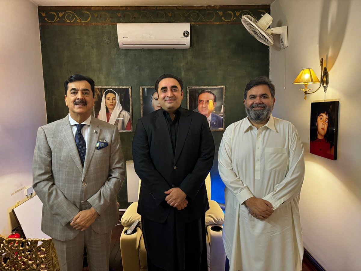 NaimaBuriro's tweet photo. اسلام آباد: پاکستان پیپلزپارٹی کے چیئرمین بلاول بھٹو زرداری سے وائس چیئرمین سید یوسف رضا گیلانی نے سینیٹر رانا محمودالحسن کے ہمراہ زرداری ہاؤس میں ملاقات کی، اس موقع پر سیاسی صورت حال پر تبادلہ خیال ہوا۔
@BBhuttoZardari https://t.co/vFifaa5tkJ