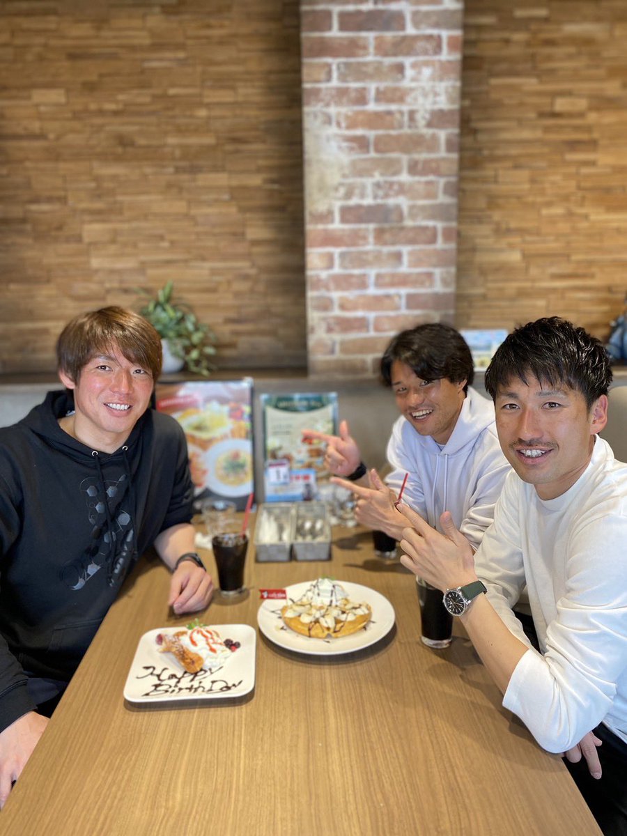koken0403's tweet photo. たくさんのメッセージとプレゼントありがとうございました。
誕生日はもう嬉しくないですが、笑
色んな方に気にかけてもらってる事はやっぱり嬉しい。
今日から35歳はじめます😎
#もうオッサン https://t.co/Lbv4JVZqWS