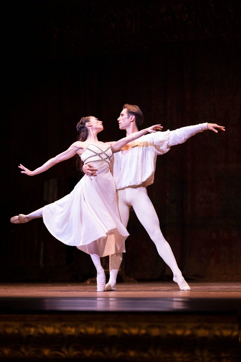 'D'ora in avanti tu chiamami Amore, ed io sarò per te non più Romeo, perché m'avrai così ribattezzato.' Torna al #TeatroSanCarlo il #balletto più romantico di sempre, #RomeoeGiulietta nella versione realizzata nel 1965 da #KennethMacMillan, dal 28 Aprile al 5 maggio.