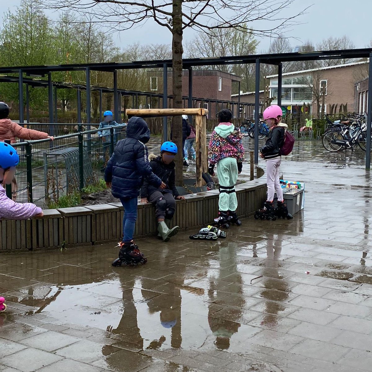 De kinderen uit de Indische buurt &amp; De Hoogte wilden graag goed leren skeeleren. Daarom organiseerden wij vanmiddag een skate clinic en ondanks de stromende regen, was de opkomst fantastisch! <a href="/Sport050/">Sport050</a> <a href="/HuisvoordeSport/">Huis voor de Sport</a>