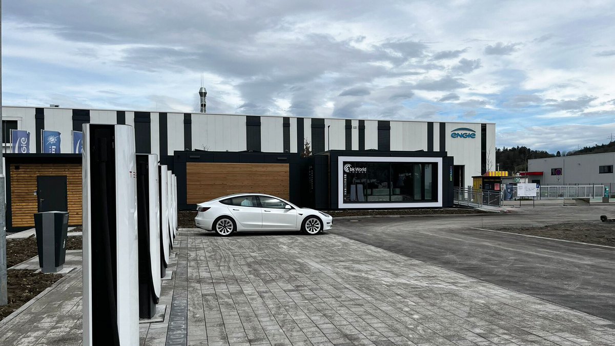 ElectriveNet's tweet photo. Die #BKGroup hat ihre inzwischen fรผnfte Aufenthalts-Lounge an einem #Supercharger-Standort von Tesla in Deutschland erรถffnet. Konkret geht es um den Standort
in #Lindau, an dem sich zudem 20 #Tesla Supercharger befinden.
https://t.co/qbDkQpPSqE https://t.co/KjK9YOYHqk