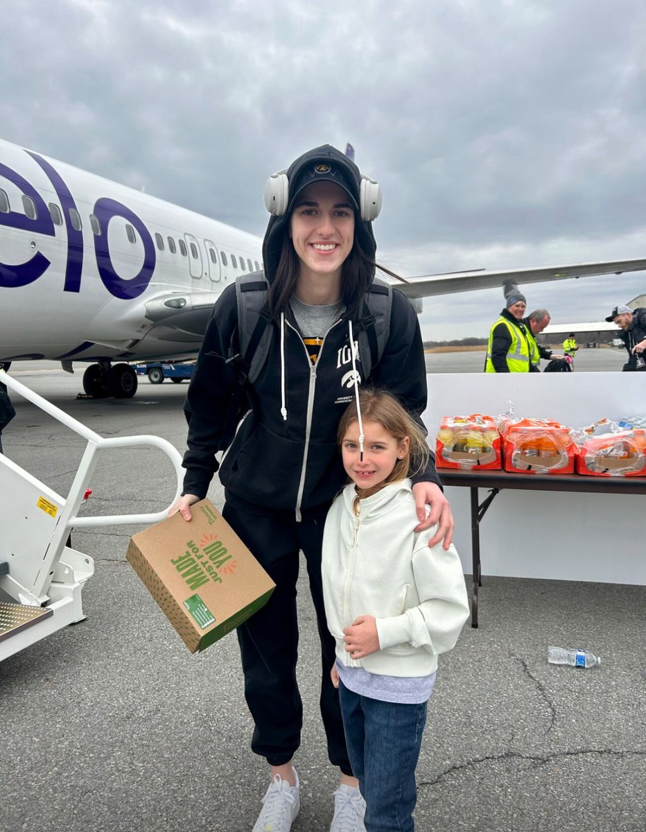 Charter season is in full swing! Iowa WBB star Caitlin Clark with one of her fans before boarding our plane to the Final Four! Best of luck Hawkeyes!