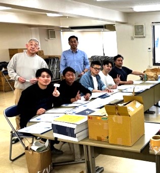 kenyukai_chuo's tweet image. #中央大学剣道部　5年ぶりに部誌「斌徳（ふとく）」完成。編集委員たちが発送作業に一日を費やしてくれたようです。昭和16年（1941年）から続く「斌徳」は、大先輩方から譲り受けた、剣道部の財産。制作に関わってくださったすべての方に感謝します。