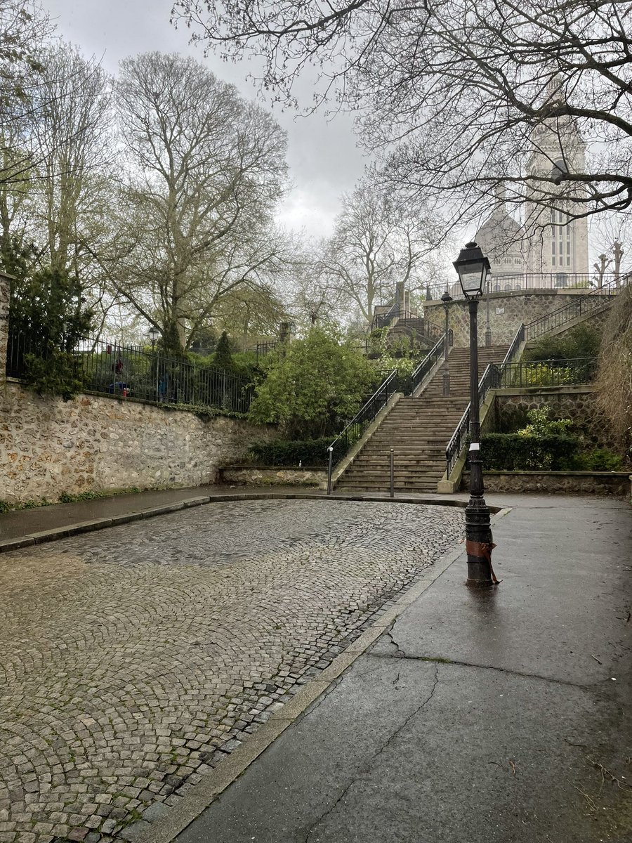 Sous la pluie, rue de la Bonne, Montmartre.