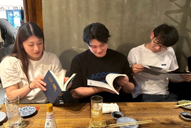 kenyukai_chuo's tweet image. #中央大学剣道部　5年ぶりに部誌「斌徳（ふとく）」完成。編集委員たちが発送作業に一日を費やしてくれたようです。昭和16年（1941年）から続く「斌徳」は、大先輩方から譲り受けた、剣道部の財産。制作に関わってくださったすべての方に感謝します。