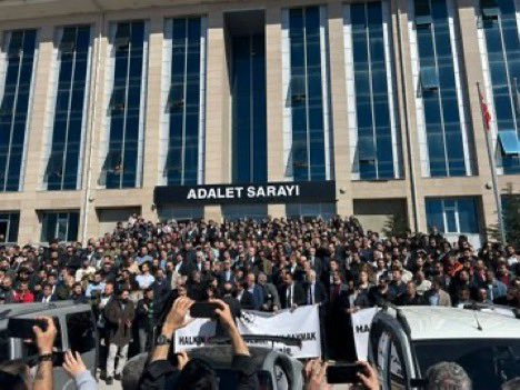 Van Büyükşehir belediye başkanı sn. Abdullah Zeydan yerine kayyum atanmasına karşı bölge ikklarında katılımı ile emek ve demokrasi güçleri olarak basın açıklaması yaptık.
<a href="/TMMOB1954/">TMMOB</a>