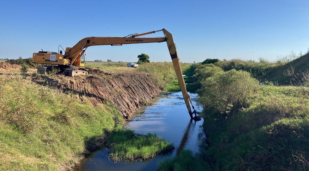 💪🏼 CON OBRAS EN MARCHA EN CASTELLANOS

🏗️ Estamos realizando obras en el canal Vila Cululú en el distrito denominado "Loma de San Antonio", en cooperación con el Comité de Cuenca de Castellanos Sur.

🚧 Los trabajos en el canal comprenden un volumen de excavación de 16.000 m3.