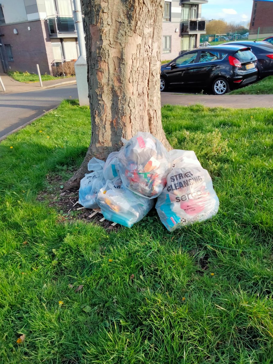 Huge shoutout to Lee for hitting the streets of Sandwell and taking another three bags of litter off his adopted streets in #Charlemont! 
Your commitment to keeping our community clean is truly inspiring. 
 #adoptastreet #volunteersareawesome @SercoESUK @sandwellcouncil