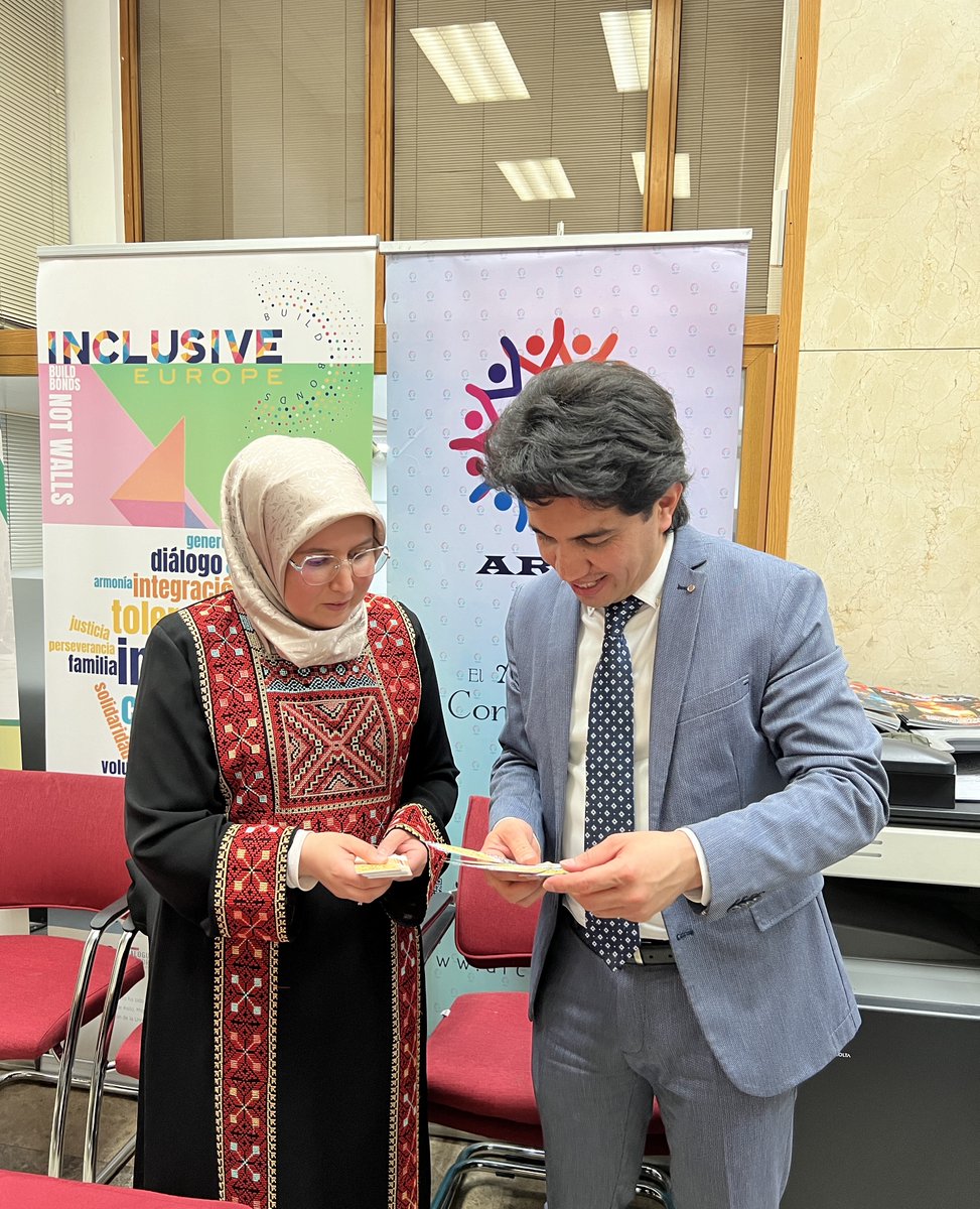 ArcoForum's tweet photo. El 2 de abril nuestra sede acogió una especial cena intercultural de iftar, dentro del mes de Ramadán. En ella compartimos espacio personas de orígenes muy diferentes, que con gran amabilidad tuvieron el placer de compartir, creando un ambiente de convivencia y diálogo único. https://t.co/H7sajRcMri