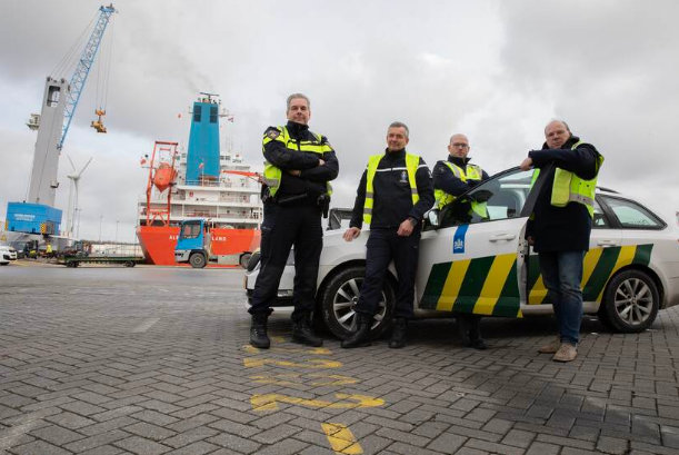 Waar vorig jaar in de Rotterdamse haven voor het tweede jaar op rij minder cocaïne werd onderschept dan in het jaar ervoor, rezen de cijfers van de Zeeuwse havens de pan uit. Ruim 11.500 kilo werd er gevonden. Lees hier meer ➡️ bit.ly/4an1894