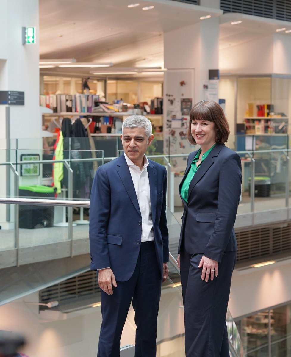 Science should be a key priority in the UK’s upcoming elections 🔬🧫 @SadiqKhan and @RachelReevesMP visited the Crick today and heard from researchers in our Cell Cycle Lab and Advanced Sequencing team about their work and the important role that science plays in the UK economy.