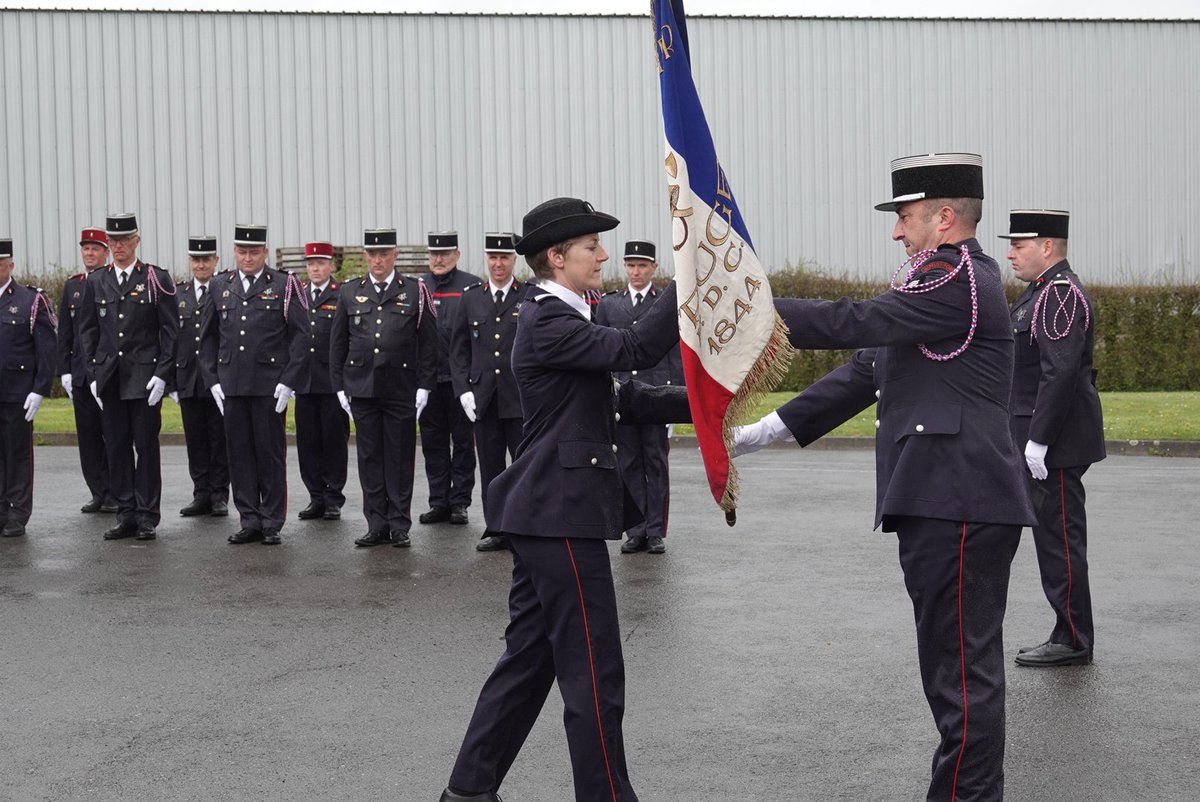 SDIS62's tweet photo. La nouvelle cheffe de centre du #CIS de #Fruges, la Lieutenante Laëtitia DEZITTER a officiellement été installée par le Col. @CourregesFlo, DDA du @SDIS62. Elle succède au Ltn Jérémy DOISY. Cette cérémonie s'est déroulée en présence des différents élus et autorités du secteur. https://t.co/hW6s7K9dRP