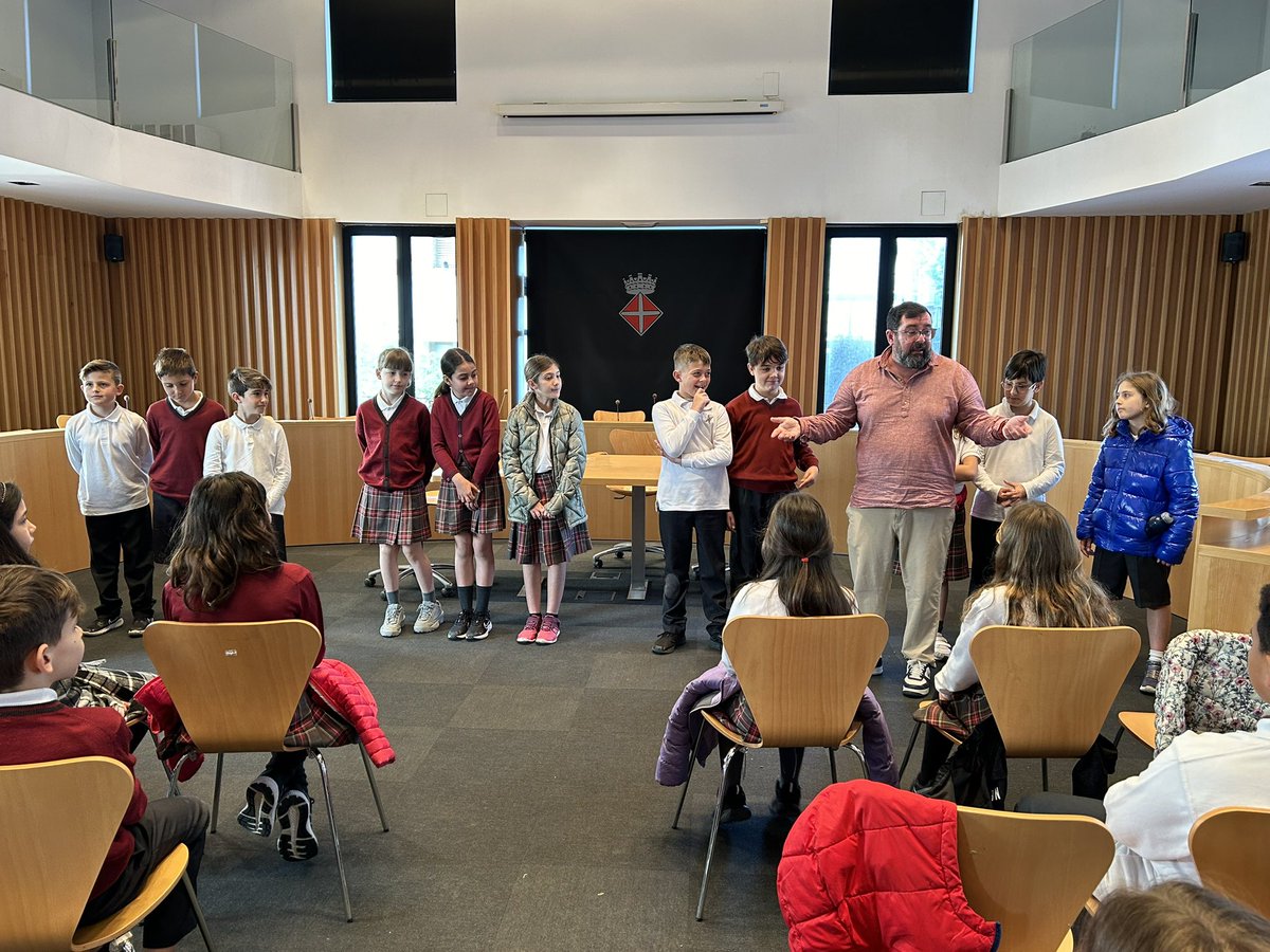 manyanetblanes's tweet photo. Avui els i les alumnes de #4tEP hem conegut a l’alcalde de #blanes Jordi Hernández. Ens ha rebut a la sala de plens i hem pogut conèixer una mica com funciona l’Ajuntament @blanes_cat Moltíssimes gràcies! #josocmanyanet #juntsiambesperança https://t.co/LNuFryyTrl
