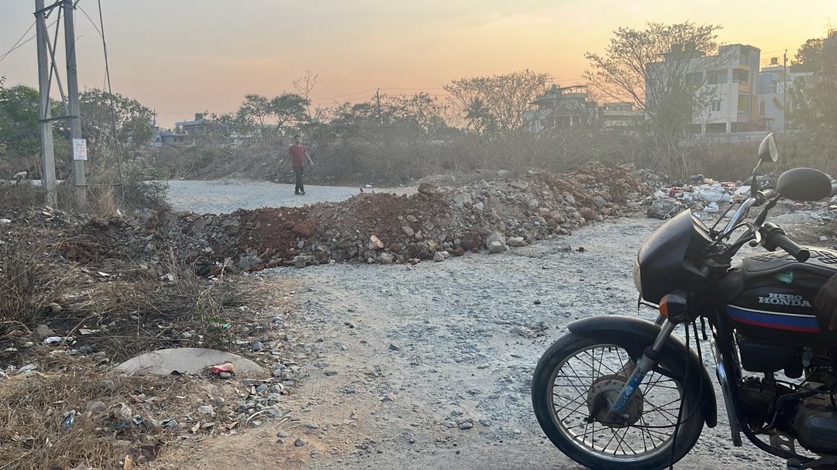 DigvijayDas's tweet photo. @RailMinIndia @south_railway @DKSureshINC 
@MLAShivanna This is regarding the road parallel to the railways line between heelalige station and anekal road railway station. Someone has dug the complete road which has affected almost 1000 families staying in Abhee Prakruthi villa https://t.co/PiNOMVbMQt