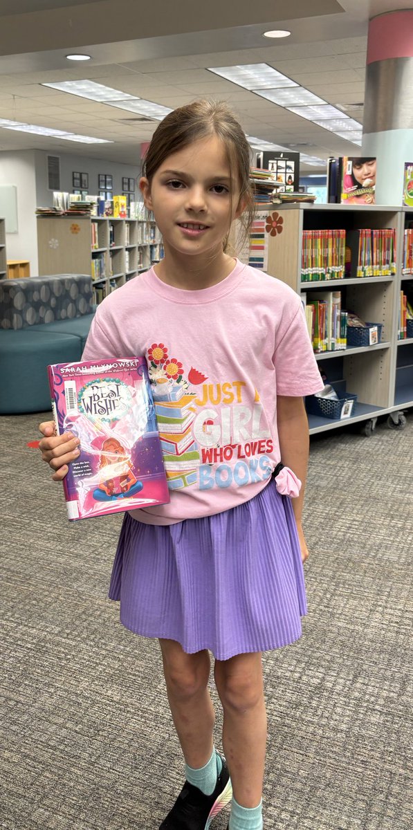 This kiddo’s shirt says it all. She’s read 1 million+ words this year, finished the Emily Windsnap series (@lizkesslerbooks she ❤️ them) & is plowing through all of @SarahMlynowski’s books! The greatest part? She’s only in SECOND GRADE! @SeaGateES @collierschools #keepthemreading