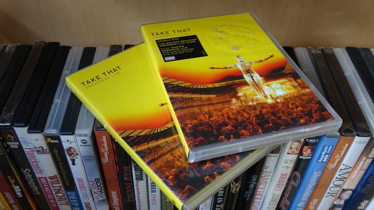 juliandebacker's tweet photo. There's a new #thriftshop in town, so let's check it out! 2x @TakeThat's #ProgressLive DVD - never found a single copy in Belgium before, so two is extra surprising! A #DePfaffs board game (cc @mstamper)! A #SamsonandGert board game! #Modewijzer! #popsometags #fuckingawesome https://t.co/xPFq9JxFHL