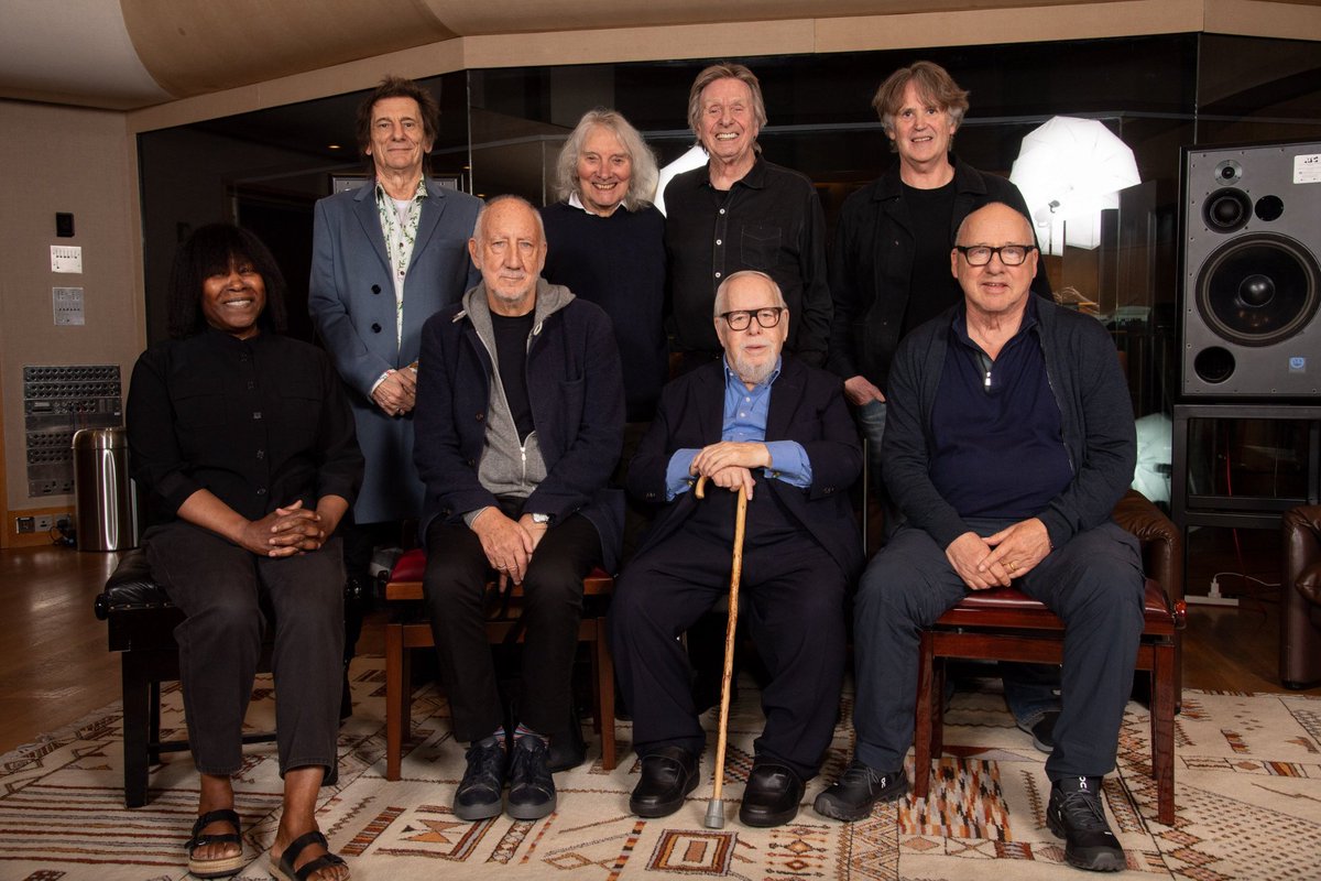 MarkKnopfler's tweet photo. Go behind the scenes with @GuyFletcher’s Studio Diary to find out more about the evolution of the Guitar Heroes project and technical creation of ‘Going Home (Theme From Local Hero)’; all in aid of @TeenageCancer and @TeenCancerUSA.

Read here: https://t.co/cMsxKAwUDs https://t.co/LzSVbGuSz2