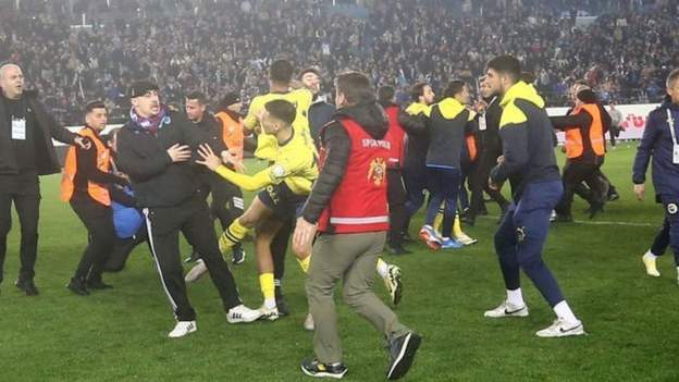 Fenerbahce_MP's tweet photo. Trabzonspor to play six games behind closed doors: Trabzonspor are ordered to play six matches behind closed doors after violence broke out at last month's Turkish Super Lig game with Fenerbahce. https://t.co/taA06yA83w https://t.co/Z9vHeVQAUn