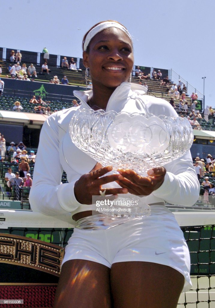 📆 On this day in 2004 Serena Williams won her third straight #MiamiOpen title after defeating Elena Dementieva 6-1, 6-1 in 55 minutes. 24 of 73. 🏆🏆🏆