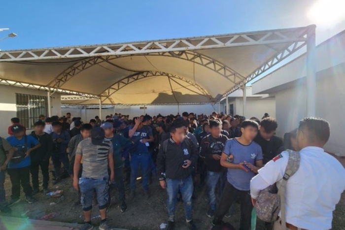 Términos como “rescate humanitario” en lugar de “detención” son eufemismos que forman parte de una estrategia política que busca legitimar acciones gubernamentales violatorias a los derechos de las personas migrantes, advierte documento de la IBERO: shorturl.at/dnBQ5