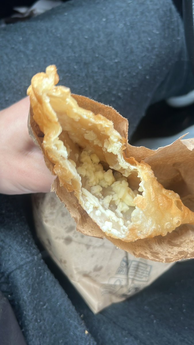 elc0sta's tweet photo. Pastelito de aire con queso. Me da una arrechera. https://t.co/upiJMgUkIg