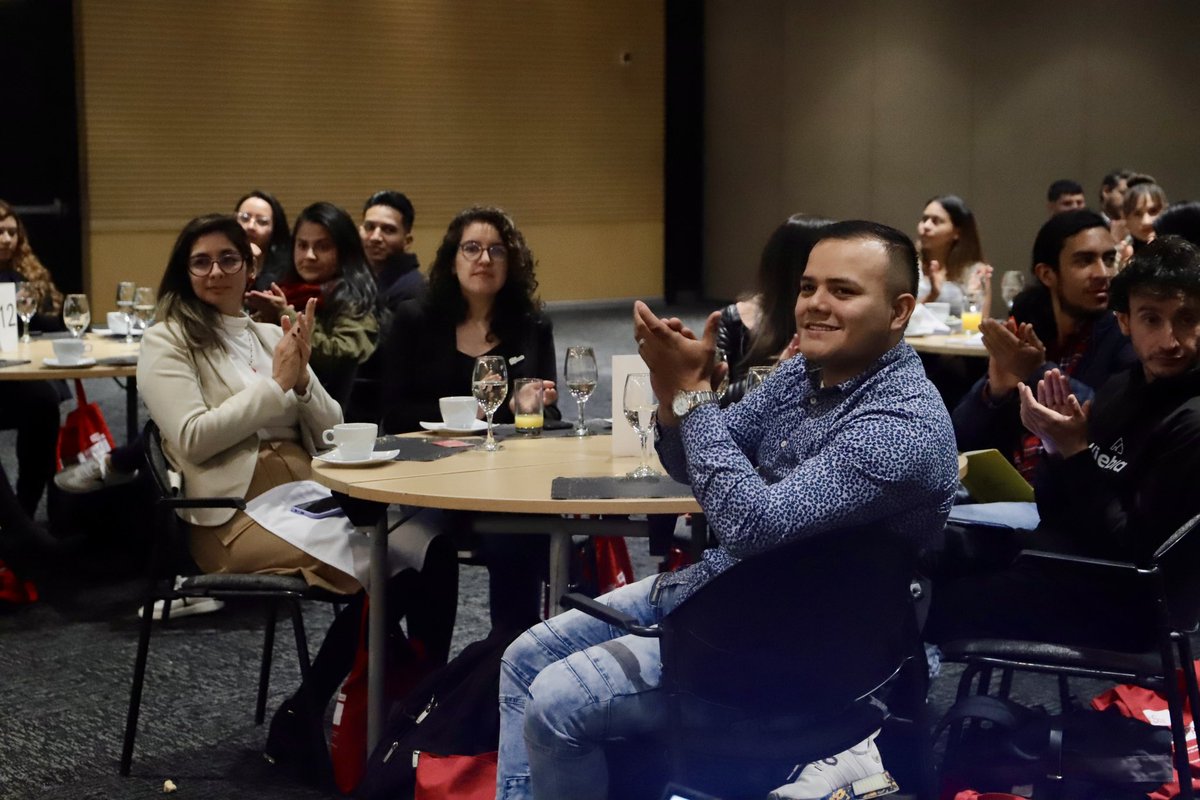 #AEstaHora | 🏅👏🏼🇨🇴Desde la <a href="/camaracomerbog/">Cámara de Comercio de Bogotá</a> junto a <a href="/Ovidio_Claros_/">Ovidio Claros</a> _ y <a href="/JuanDaCastano/">Juan David Castaño A</a>, hacemos entrega simbólica de un reconocimiento a 97 emprendedores que confiaron en el #FondoEmprender y en la Cámara de Comercio de Bogotá, para convertir sus ideas de negocio en realidad.