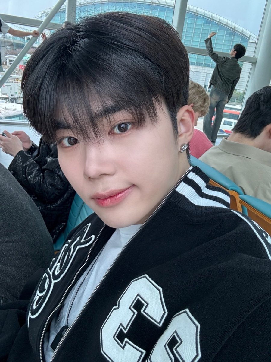 ZB1_GUNWOOK's tweet photo. 한빈과 한컷 https://t.co/GT9tmiKHqE
