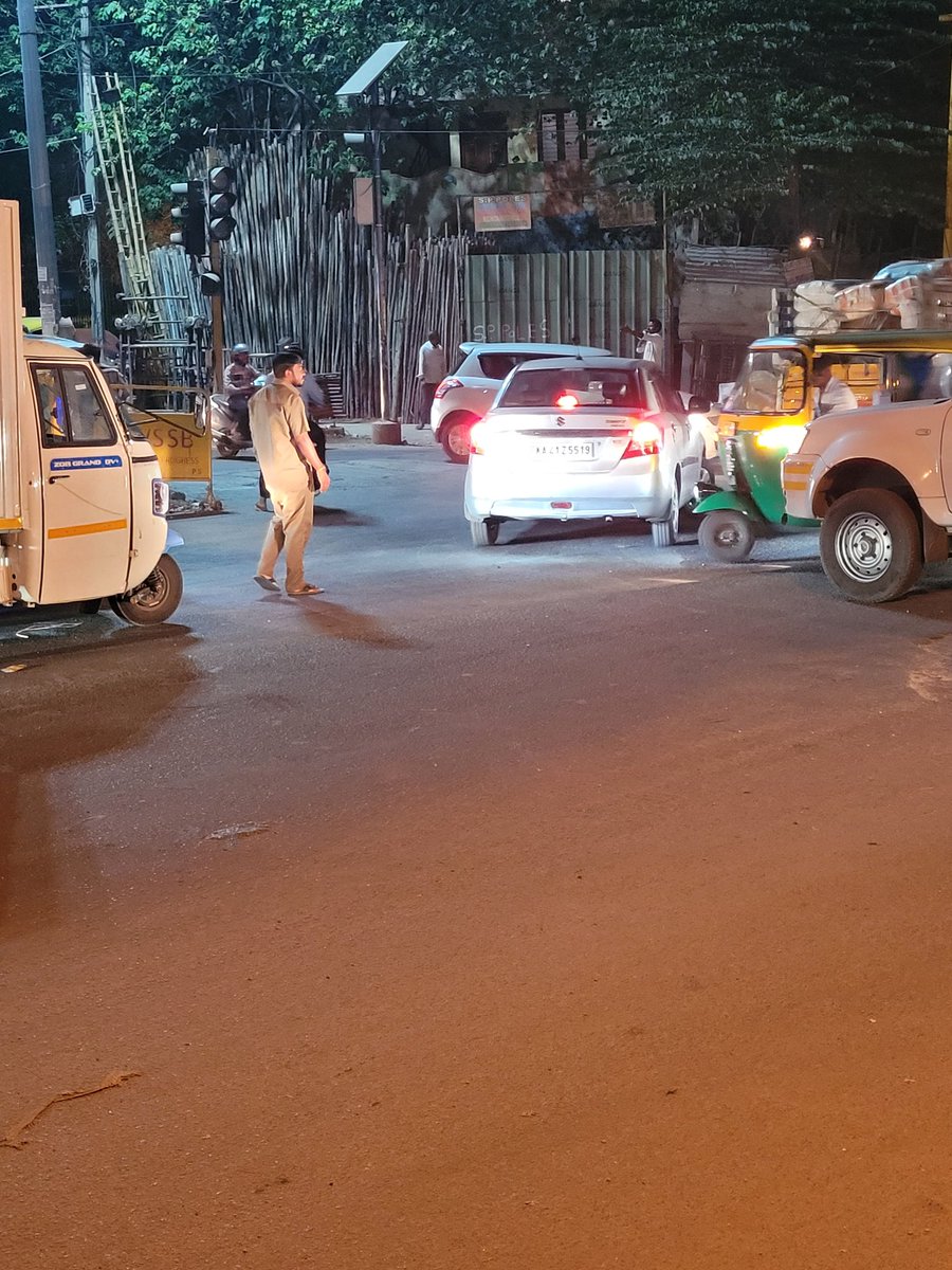 _anandmr's tweet photo. @blrcitytraffic every day this junctions on Kantterava Studio Main Road gets jammed during peak hour and there is no police manning it, civilians have to manage the traffic, please look into this https://t.co/E0Ltif8Ggm