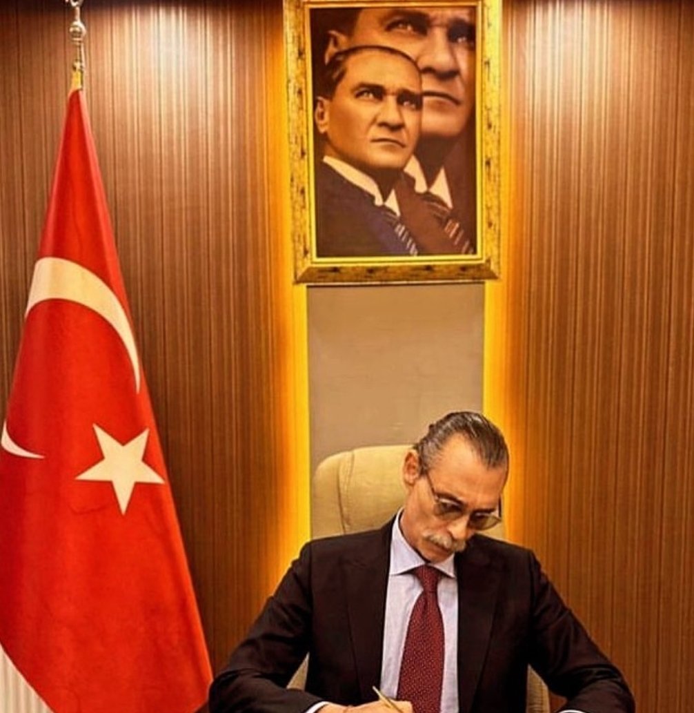 portovecchiaaa's tweet photo. Olm 20 senedir badem bıyıklı tipsiz insan görmekten sanki politikacı dediğin hep öyle olmalı gibi bir algı oluşmuş üzerimizde. Şu karizmaya bak. Arkasında da olması gereken fotoğraf. Mükemmel https://t.co/wSi5gQJPQy