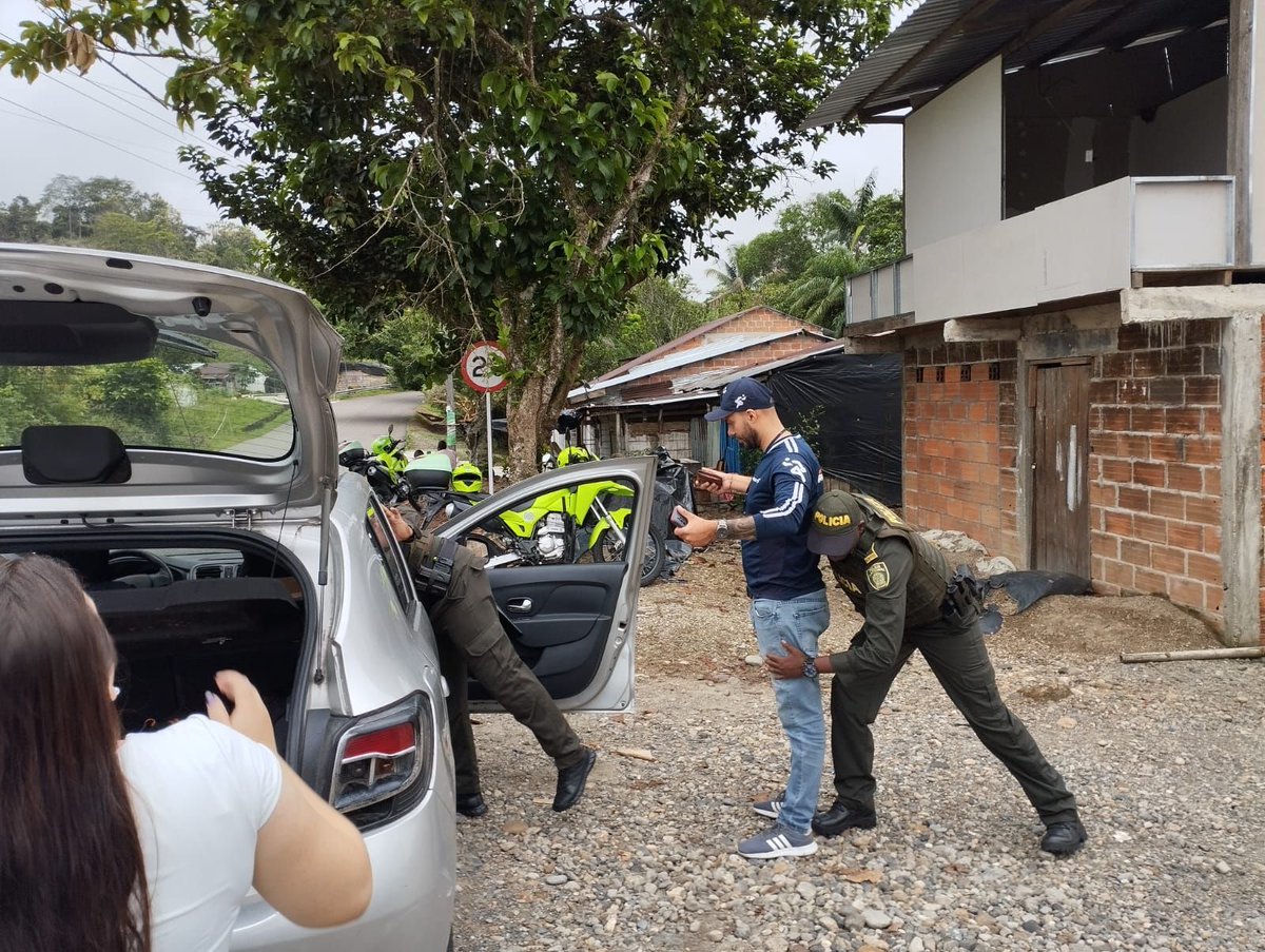 PoliciaChoco's tweet photo. 📍#Certegui | La Policía sigue adelante con su labor de seguridad, realizando requisas y solicitudes de antecedentes para identificar a aquellos con cuentas pendientes con la justicia. ¡Actuamos por la seguridad de todos en Chocó! #ActuandoPorChocó https://t.co/KStOWSlkmy