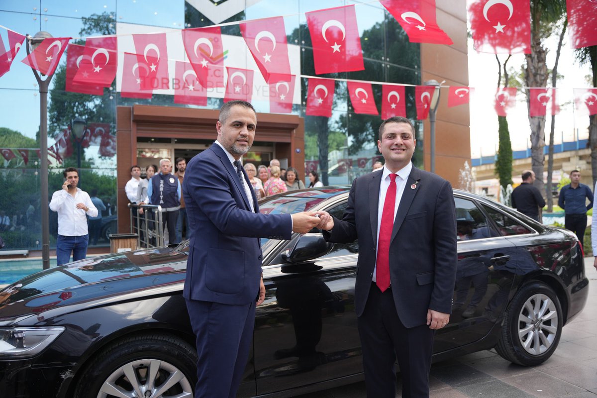 CHP’li Torbalı Belediye Başkanı Övünç Demir şahsi aracı olan Audi A6'yı belediyeye makam aracı olarak bağışladığını ve sadece bu aracı kullanacağını açıkladı.

Daha önceki yönetimin aldığı, mevcut makam aracını ise satışa çıkardığını açıkladı.