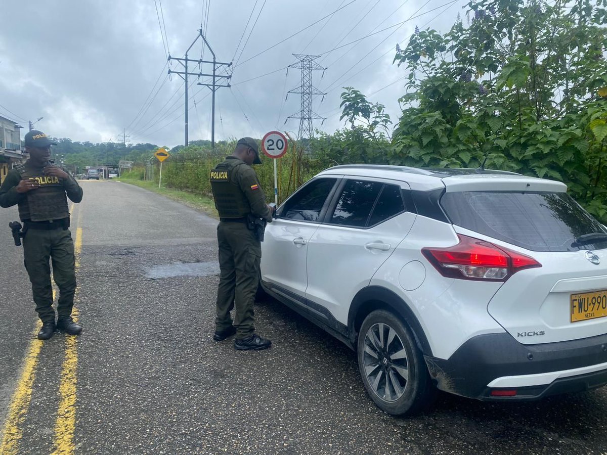 PoliciaChoco's tweet photo. 📍#Certegui | La Policía sigue adelante con su labor de seguridad, realizando requisas y solicitudes de antecedentes para identificar a aquellos con cuentas pendientes con la justicia. ¡Actuamos por la seguridad de todos en Chocó! #ActuandoPorChocó https://t.co/KStOWSlkmy