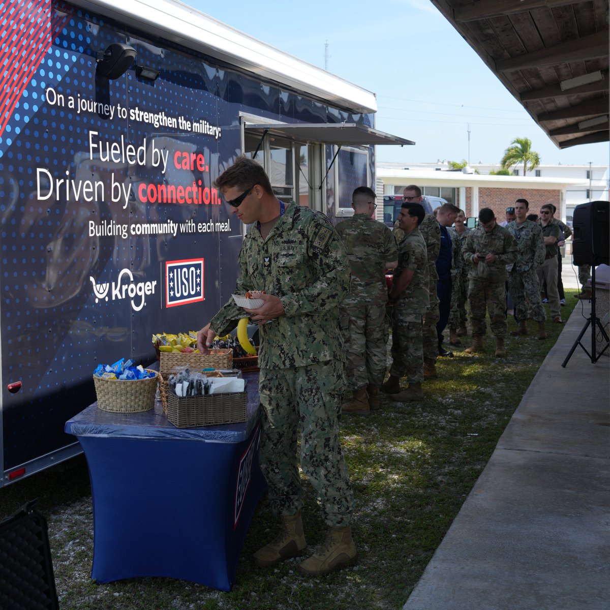 The @MobileUSO Program stopped by @NASKeyWest Truman Annex and @jiatfs to provide lunch for the troops. Something so simple can brighten the day of our military members. Thanks, @The_USO for supporting our military around the globe. #USO #jiatfs #mobileuso @MWRKeyWest