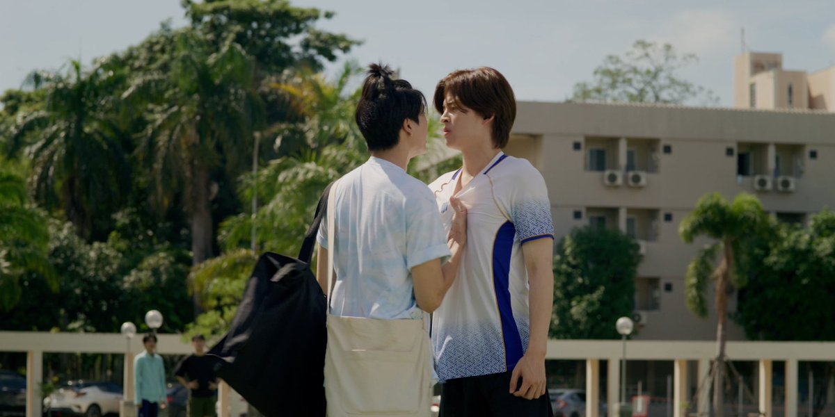 GMMTV's tweet photo. ใจเย็นไอ่หนุ่ม 🥹 
คนเป็นกลางมันเครี๊ยดดดดดดด!! #WeAreSeriesEP1 
@ppnaravit @phuwintang @tnbau1 https://t.co/dP3wkDmYUk