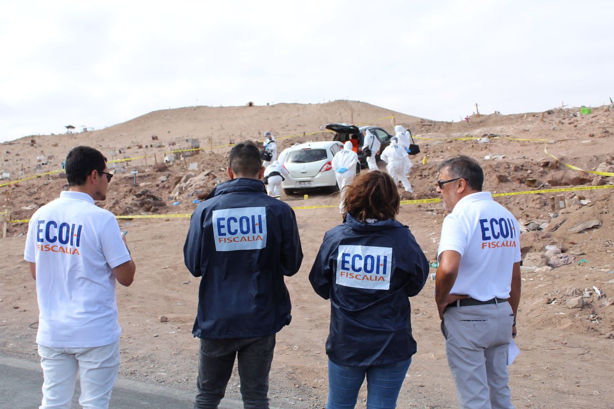 🔴AHORA: Equipo ECOH de <a href="/FiscaliaIRegion/">Fiscalía Tarapacá</a> investiga con <a href="/PDI_Tarapaca/">PDI_Tarapacá</a> hallazgo de tres cuerpos sin vida al interior de dos vehículos, en sitio eriazo de Alto Hospicio.