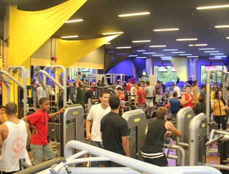 Bilionário abre filial da Smart Fit em casa para não enfrentar fila nos aparelhos