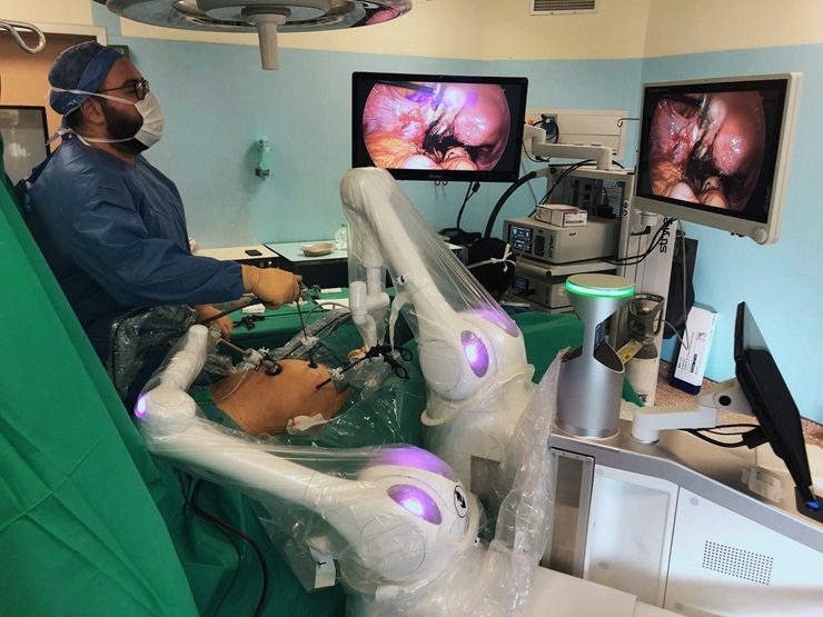 Moon Surgical and The Franche-Comté Polyclinic, part of ELSAN, announce that the Maestro System is now being used clinically in gynecological laparoscopic procedures. Learn more: surgicalroboticstechnology.com/news/moon-surg… #roboticsurgery #healthcare #medicaldevices #surgicalrobots