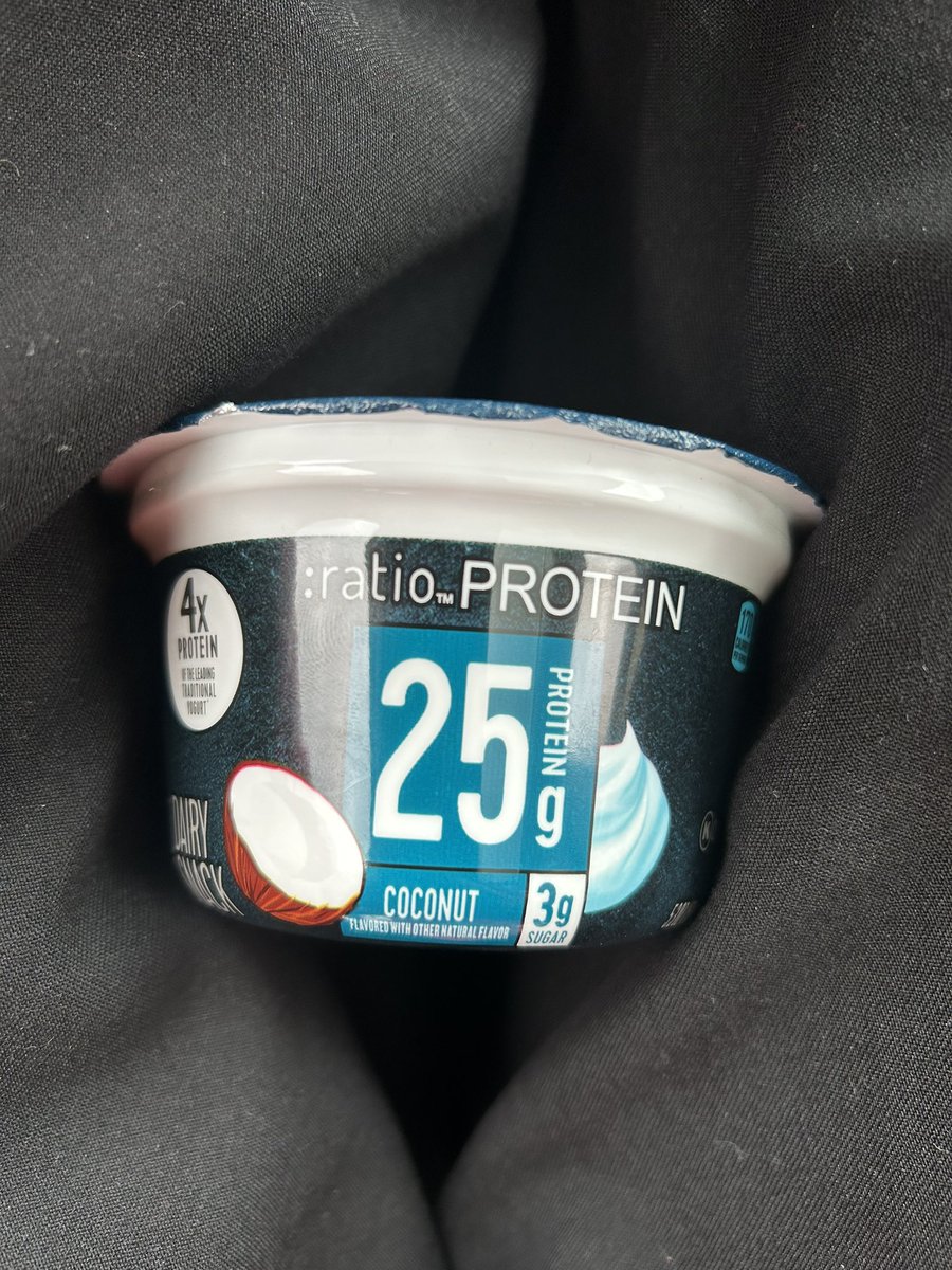 laylascookies's tweet photo. this yogurt is 25g of protein for 170 cals??? I’m lowkey amazed https://t.co/Wne84vDXap