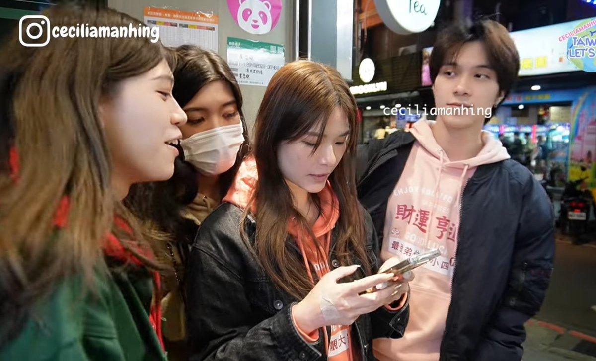 vetricour's tweet photo. The wong family visuals are so 😭🫶🫶 these siblings are just too gorgeous, are all so pretty wow🩷 

hendery is totally surrounded by pretty jie(s) hahaha. https://t.co/DPDE5Ne1sT