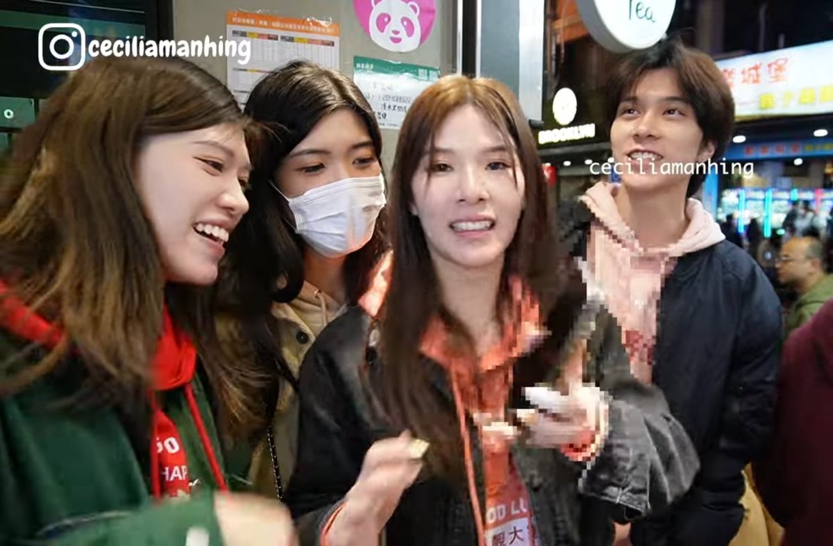 vetricour's tweet photo. The wong family visuals are so 😭🫶🫶 these siblings are just too gorgeous, are all so pretty wow🩷 

hendery is totally surrounded by pretty jie(s) hahaha. https://t.co/DPDE5Ne1sT