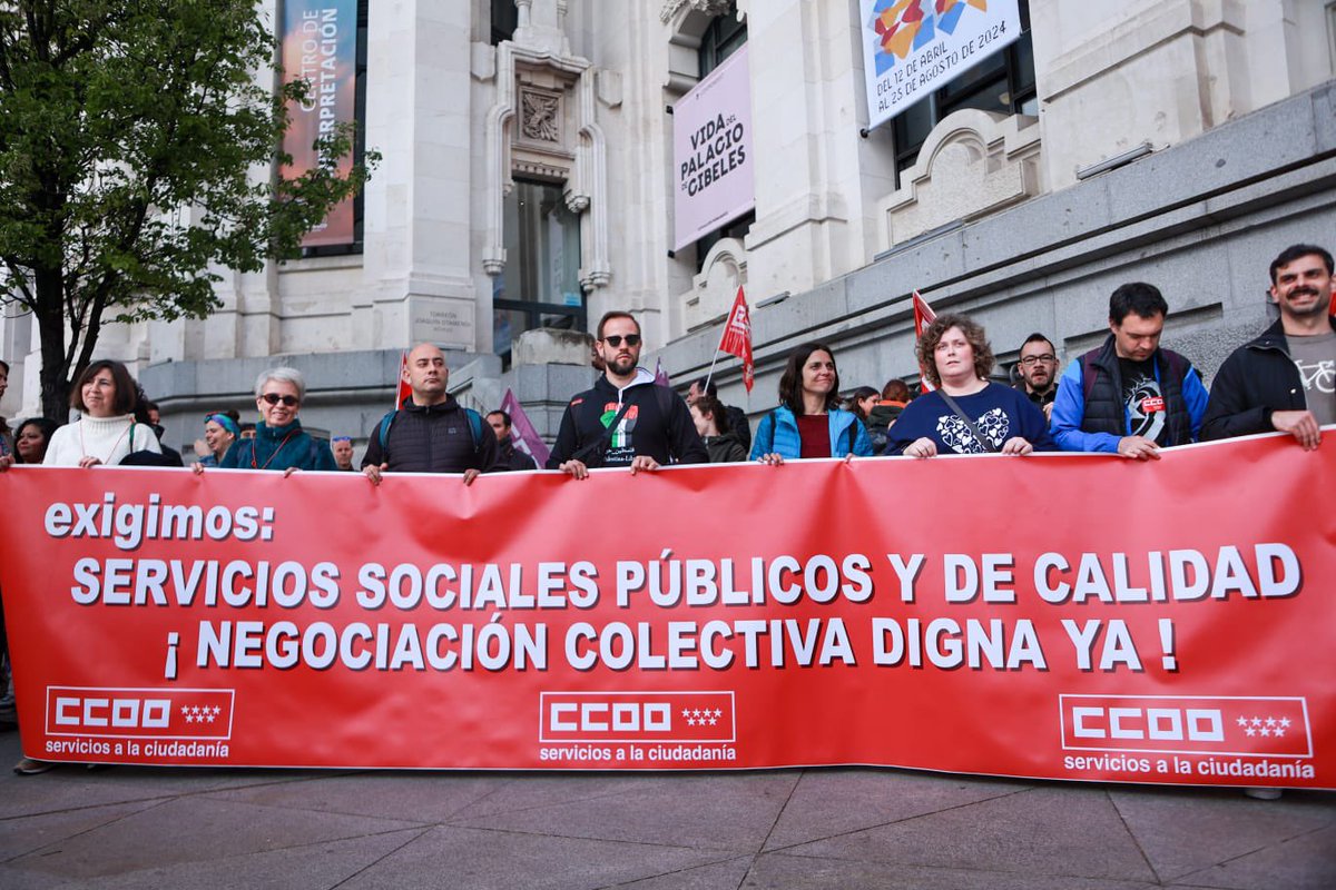analimaf's tweet photo. En Cibeles apoyando la concentración de Intervención Social @CCOOMadrid 
#ServicioSociales públicos y de calidad 
Convenio intervención social digno 
El sistema de contratación de prestación de servicios= 
👉puestos de trabajo precarios 
👉baja calidad de los servicios sociales https://t.co/8y1dN3eNGK