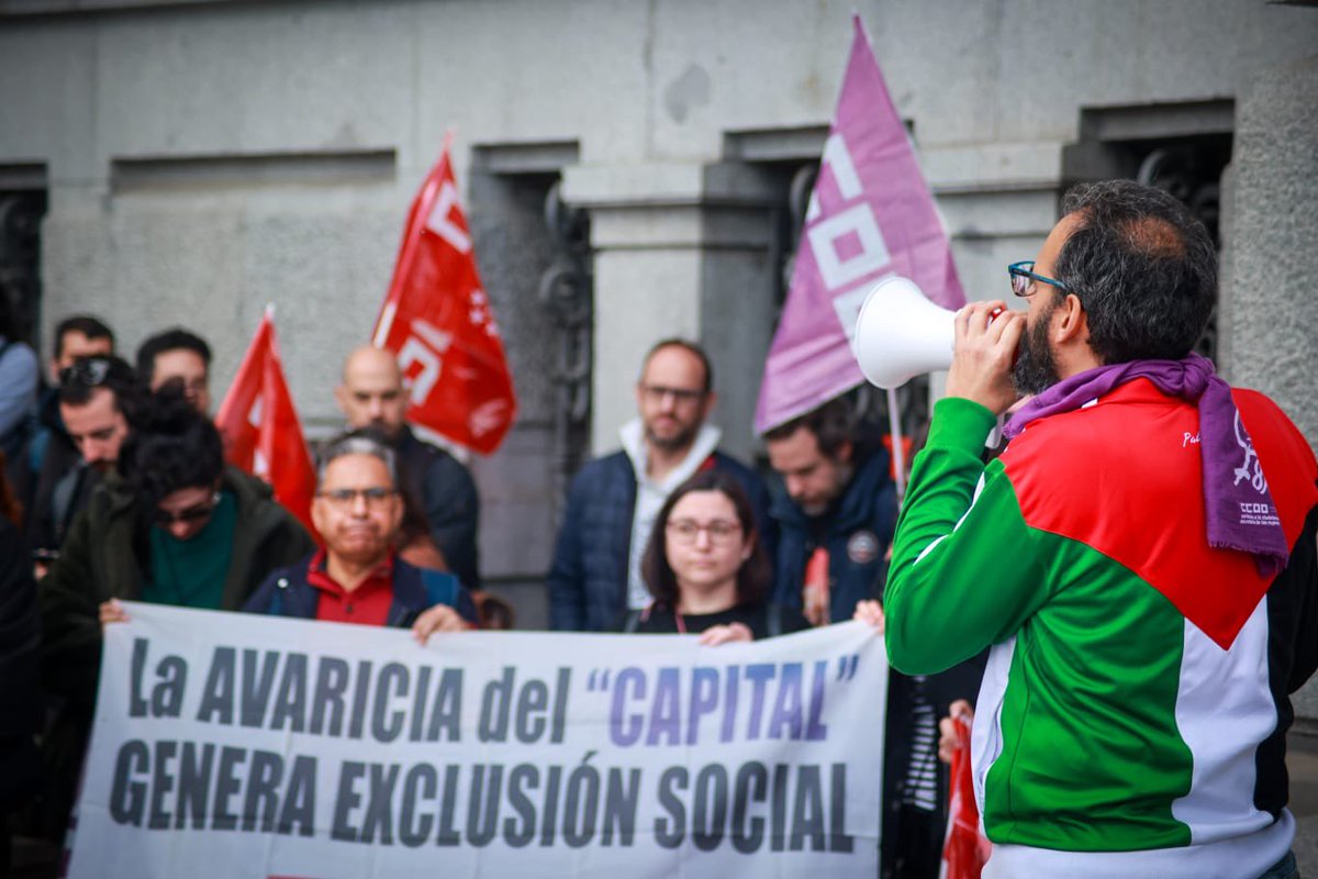 analimaf's tweet photo. En Cibeles apoyando la concentración de Intervención Social @CCOOMadrid 
#ServicioSociales públicos y de calidad 
Convenio intervención social digno 
El sistema de contratación de prestación de servicios= 
👉puestos de trabajo precarios 
👉baja calidad de los servicios sociales https://t.co/8y1dN3eNGK