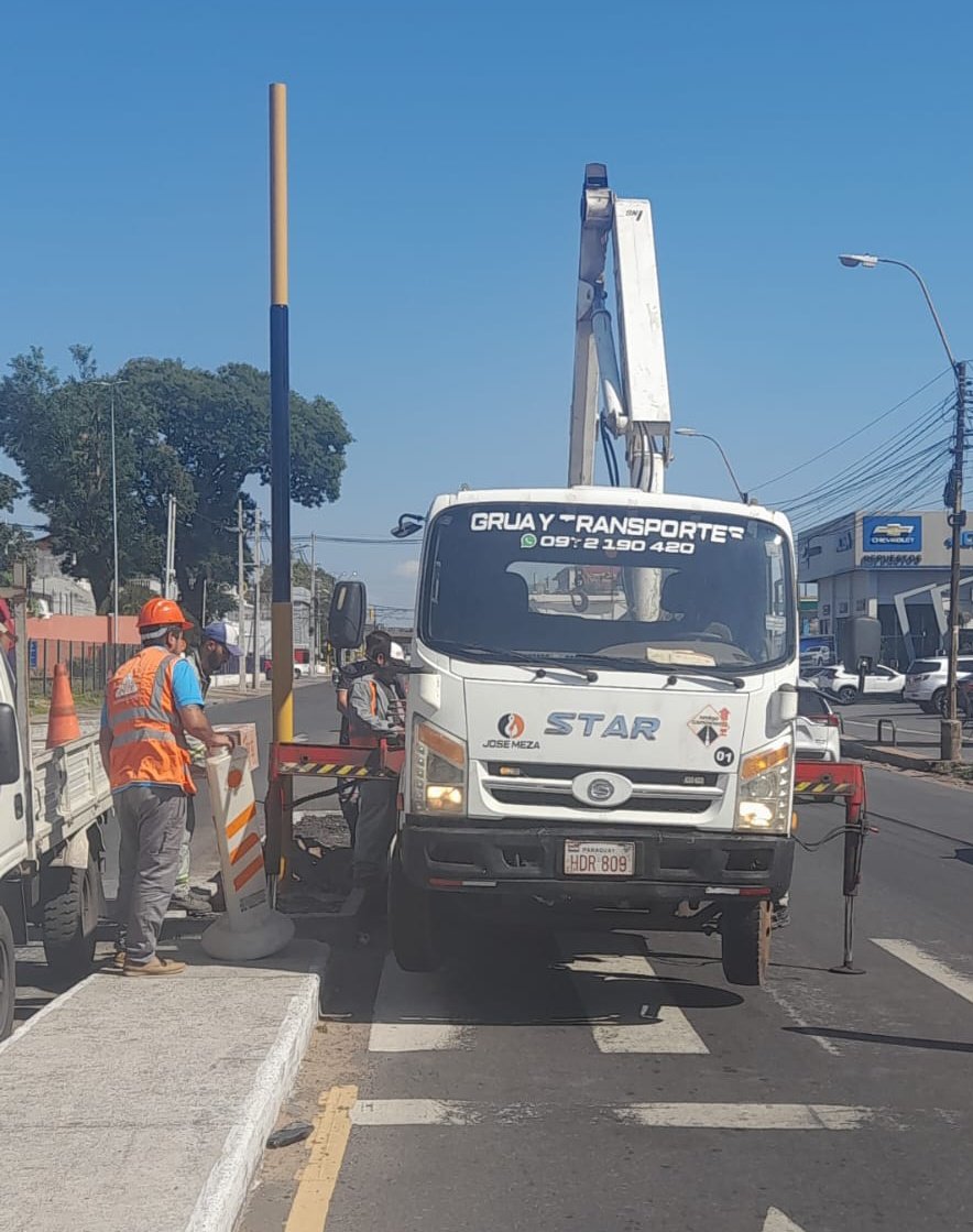 asu_transito's tweet image. 👨🏼‍✈️Seguimos trabajando en el dirigido de transito en la
📍Avda. Eusebio Ayala entre Cedro y Pastora Cespedes.
🚧 Media calzada por trabajos de obras para cruce semafórico #AsuTransito